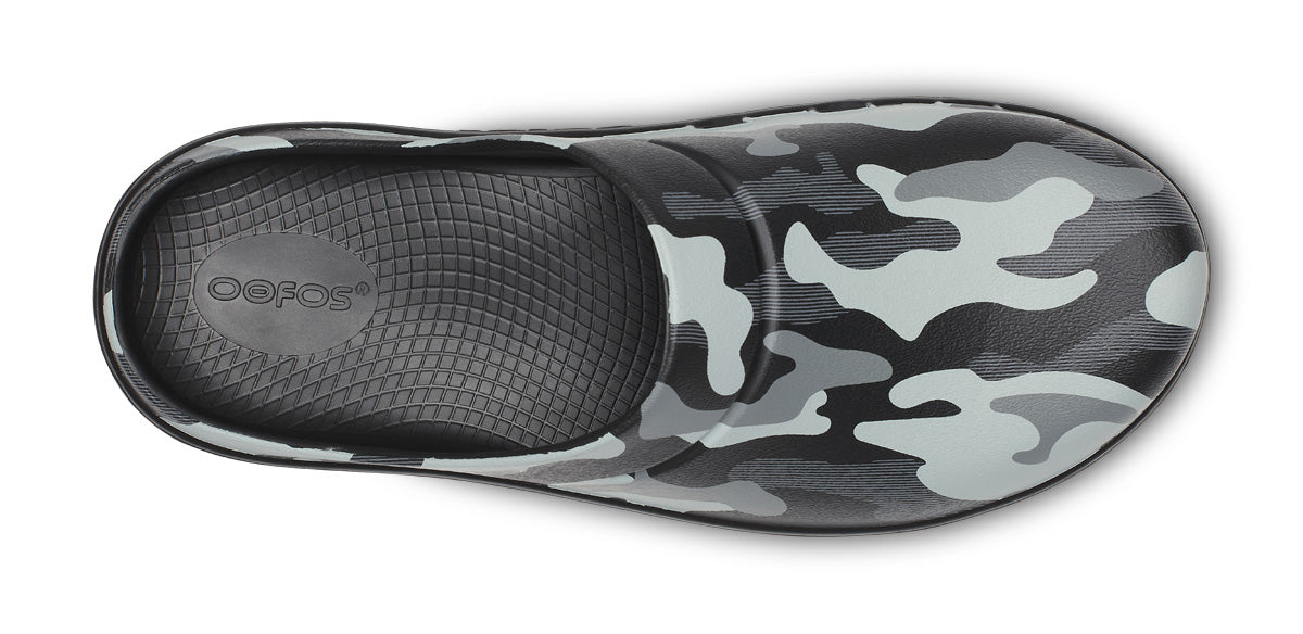 OOFOS Men's OOcloog Luxe Clog - Night Camo