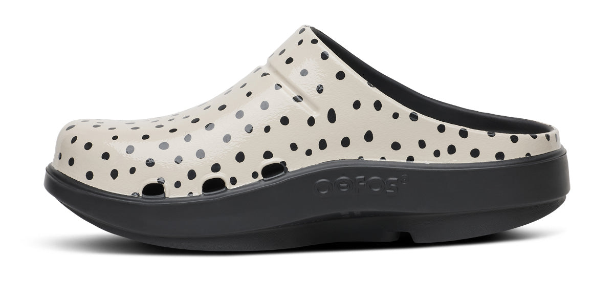OOFOS Women's OOcloog Limited Edition Clog - Pebble