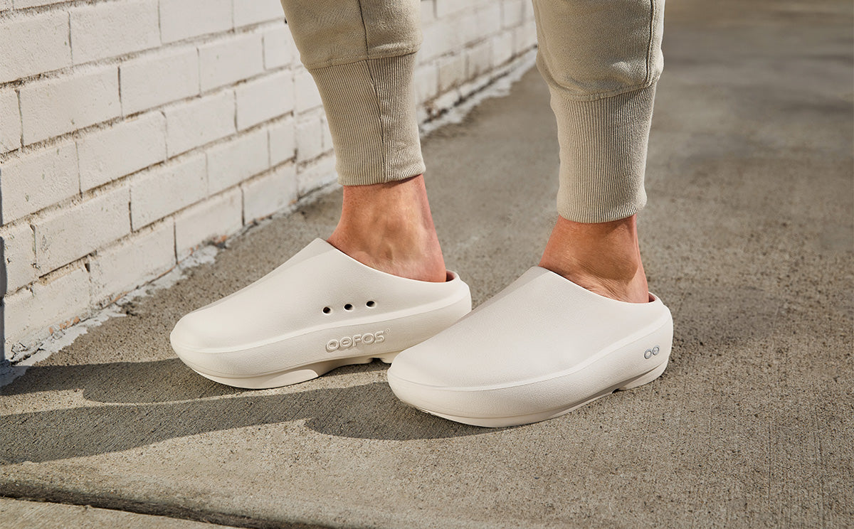 OOFOS Men's Cloog PLUS Clog - Chalk
