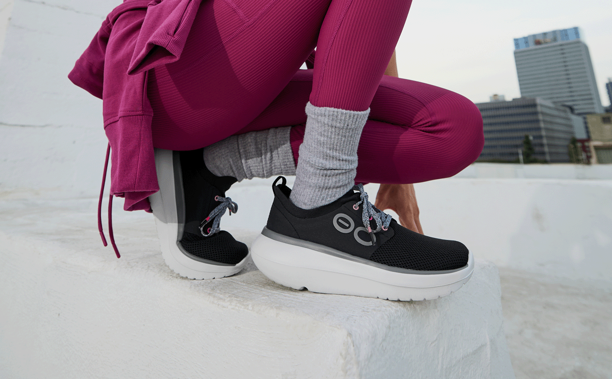 OOFOS Women's OOmy Stride Sneakers - White Black