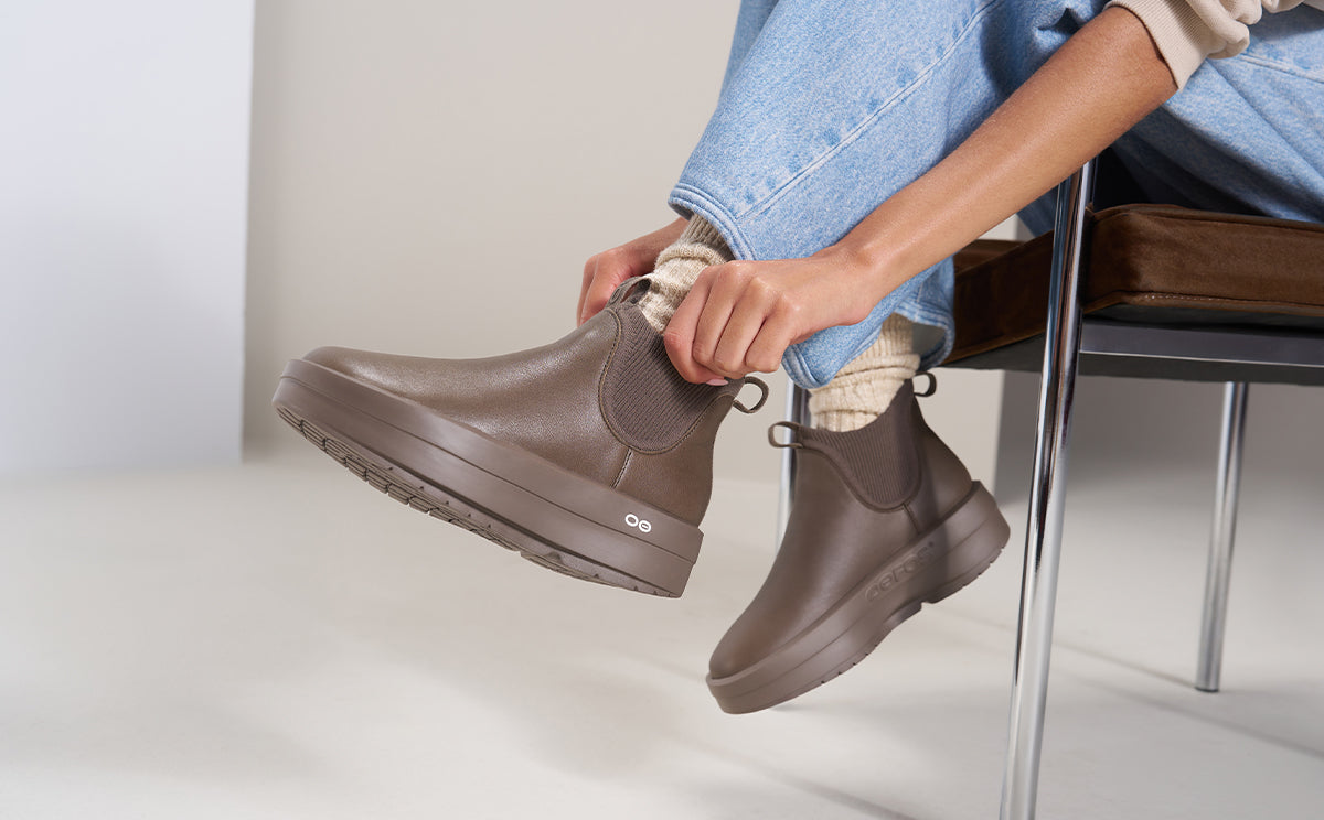 OOFOS Women's OOmega Leather Londoner Boots - Truffle