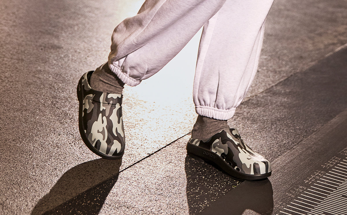 OOFOS Men's OOcloog Luxe Clog - Night Camo