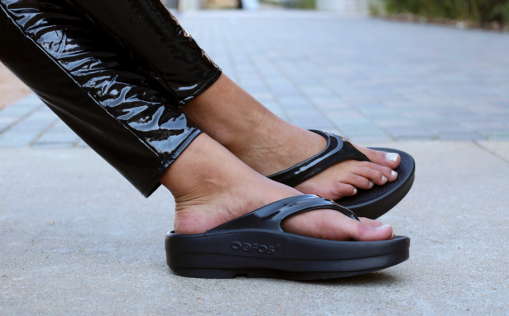 OOFOS Women's OOmega OOlala Flip-Flop Sandals - Black