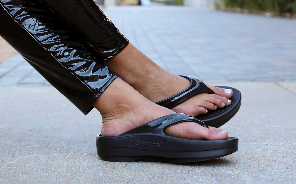 OOFOS Women's OOmega OOlala Flip-Flop Sandals - Black