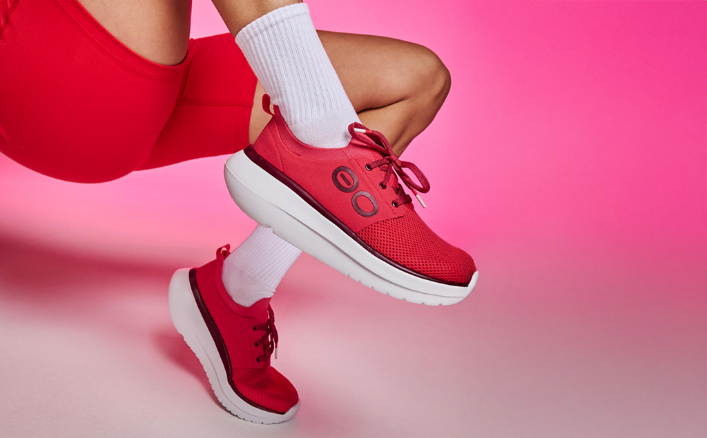 OOFOS Women's OOmy Stride Sneakers - Neon Berry