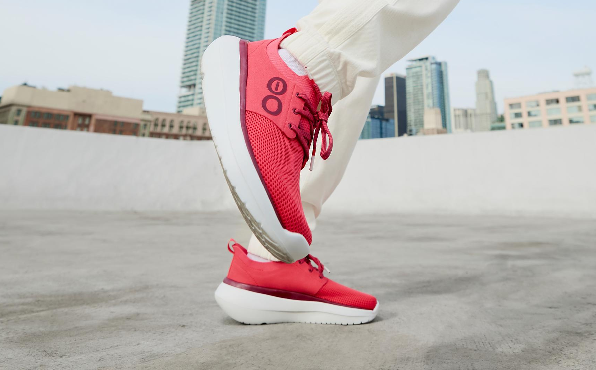 OOFOS Women's OOmy Stride Sneakers - Neon Berry