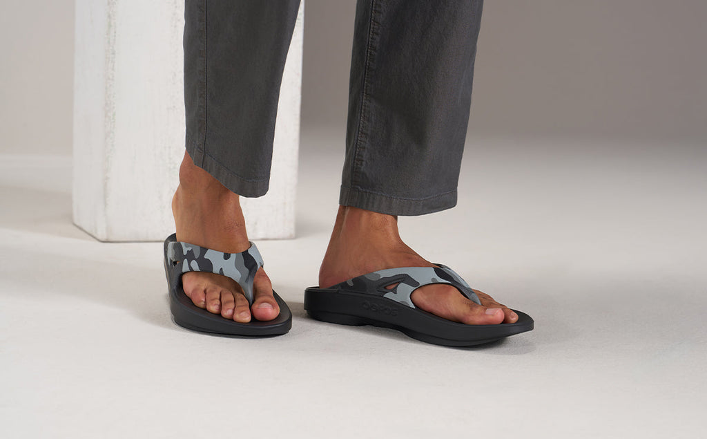 OOFOS Men's OOriginal Sport Flip-Flop Sandals - Night Camo