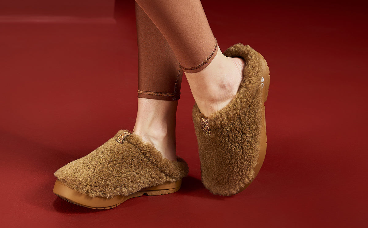 OOFOS Women's OOcoozie Sherpa Mule Slippers - Café Spice