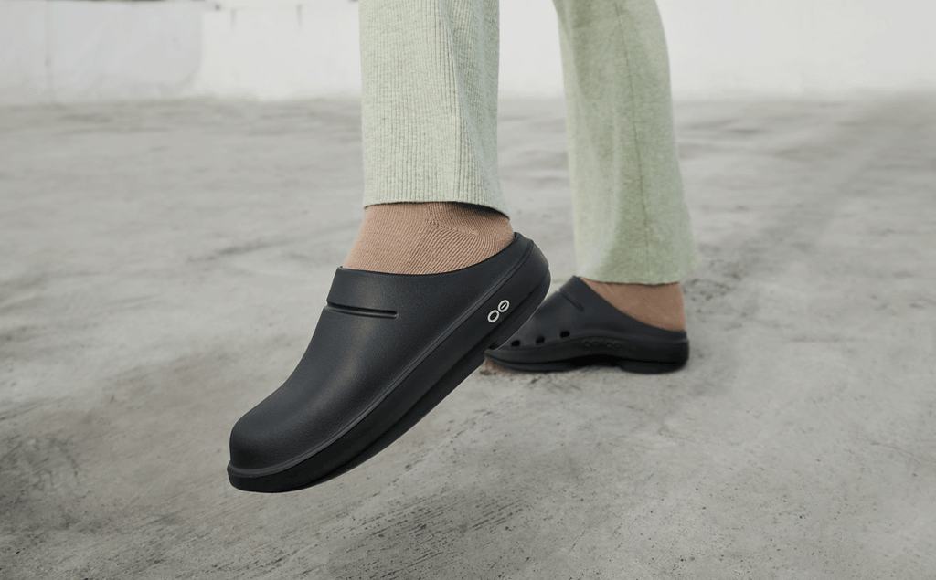 OOFOS Women's OOcloog Clog - Black