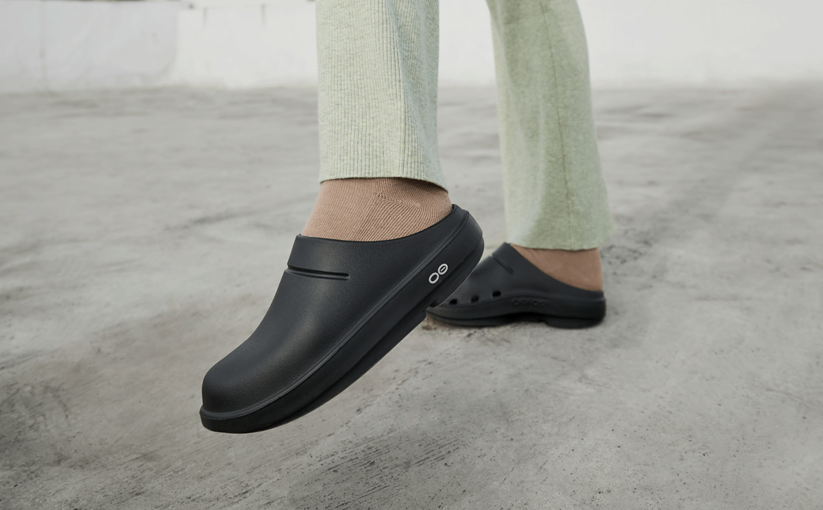 OOFOS Women's OOcloog Clog - Black
