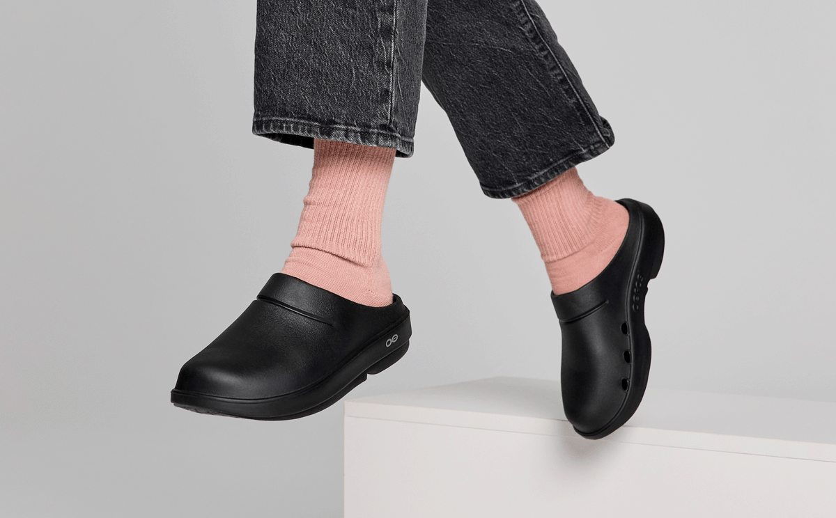 OOFOS Women's OOcloog Clog - Black